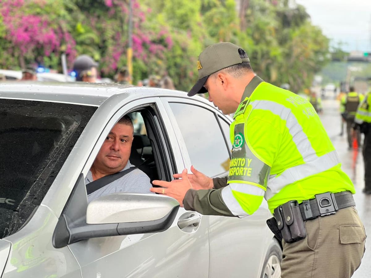 Uniformados de Tránsito refuerzan la vigilancia en corredores viales ante el aumento de viajeros.