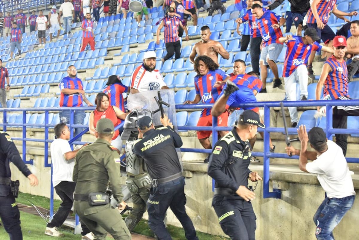 La violencia apareció en el partido entre Unión y Once Caldas, debido a la invasión de seguidores del Unión, en Santa Marta. Foto: Colprensa.