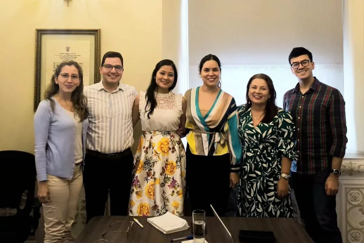 Clara Inés García, coordinadora de Docencia del Programa de Comunicación Social y Periodismo de la UDES; Edwing Muñoz Neira, director de la Facultad de Comunicación Social y Periodismo de la Universidad Pontificia Bolivariana; Zully Andrea Velazco Carrillo, directora del Programa de la UDES; Johanna Cárdenas Acevedo, directora del programa BMCV; Karen Patricia Vásquez López, directora de la Facultad de Comunicación Social de la Universidad Autónoma de Bucaramanga; y Leandro Hernández, profesional técnico del BMCV. (Foto suministrada / VANGUARDIA)