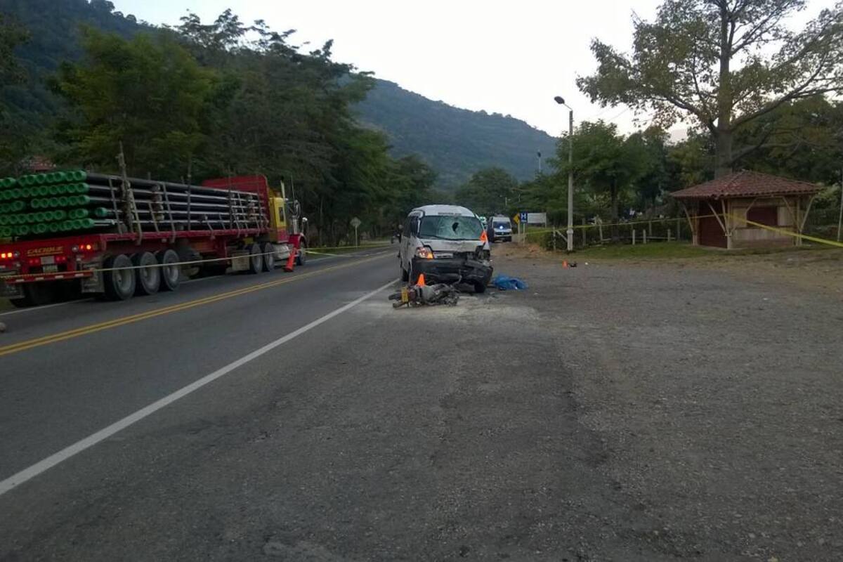 El grave accidente de tránsito se registró ayer a las 4:30 de la mañana. Al parecer, según la Policía de Carreteras, la buseta habría invadido el carril contrario. (Foto: Suministrada/VANGUARDIA LIBERAL )
