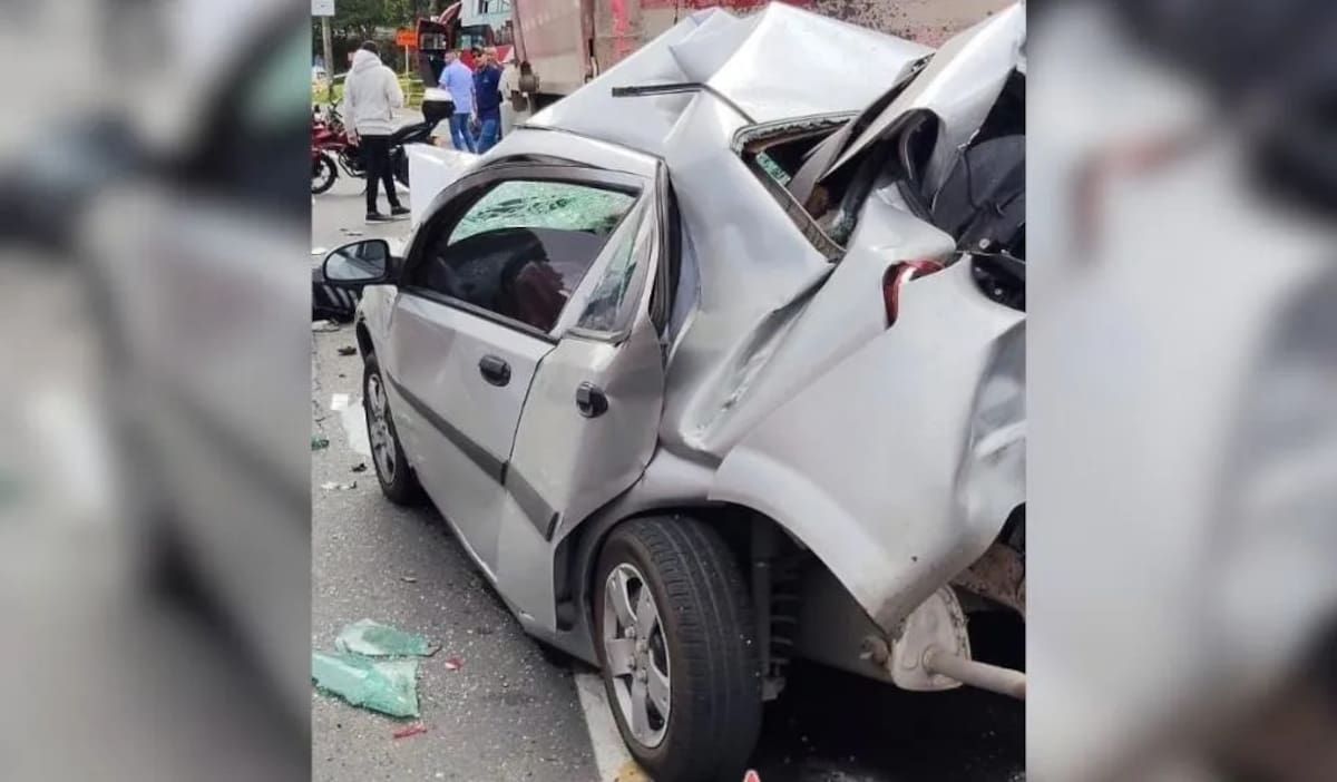 Uno de los vehículos terminó volcado tras la colisión en cadena ocurrida a pocos metros de la calle 72. Foto: Redes sociales.