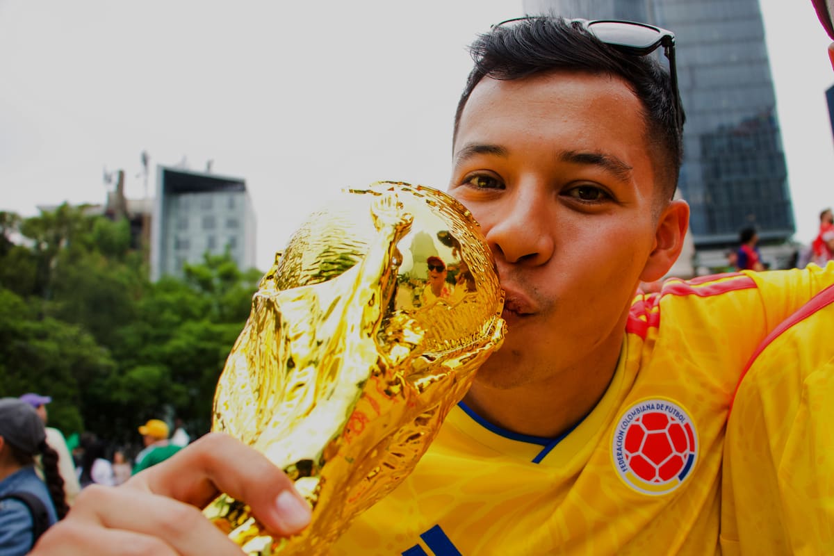 MEX6074. CIUDAD DE MÉXICO (MÉXICO), 16/06/2026.- Un aficionado de Colombia posa este martes, previo al partido contra Uzbekistán durante Mundial de la FIFA 2026, este martes en Ciudad de México (México). EFE/ Tomás Cruz