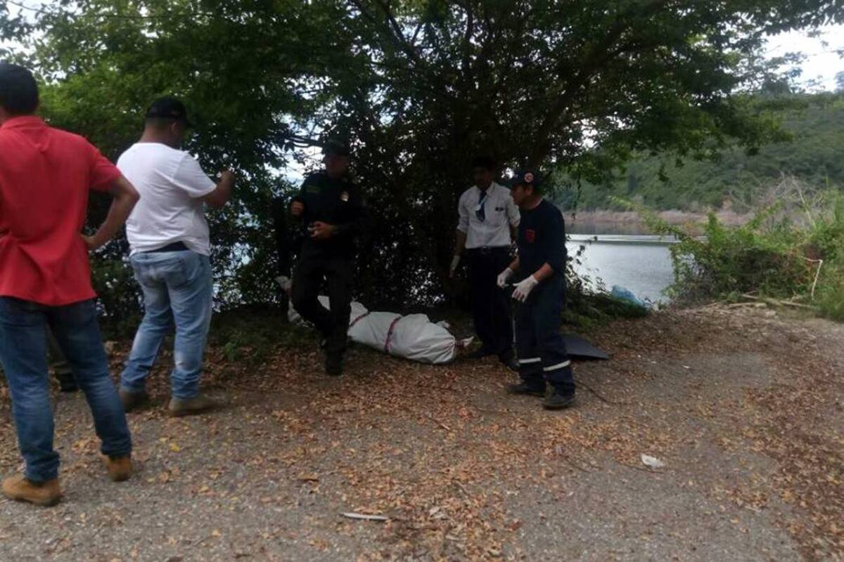 El cuerpo sin vida del pescador fue rescatado por unidades de Bomberos de Betulia. (Foto: Suministrada/VANGUARDIA LIBERAL)