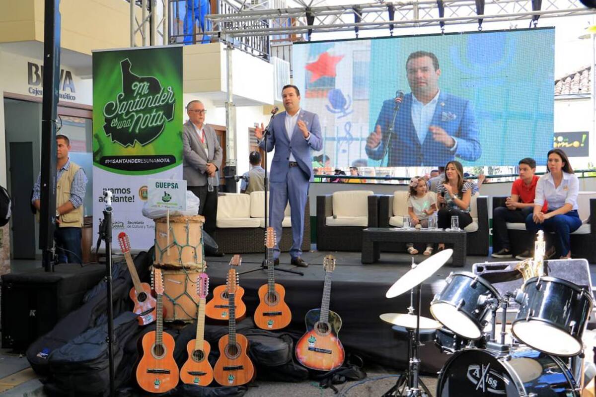 Entre los 1.400 instrumentos distribuidos a 52 municipios se destacan: flautas, saxofones, trompetas, acordeón, tiples y guitarras. El acto fue encabezado por el gobernador Didier Tavera. (Foto: Suministrada / VANGUARDIA LIBERAL)