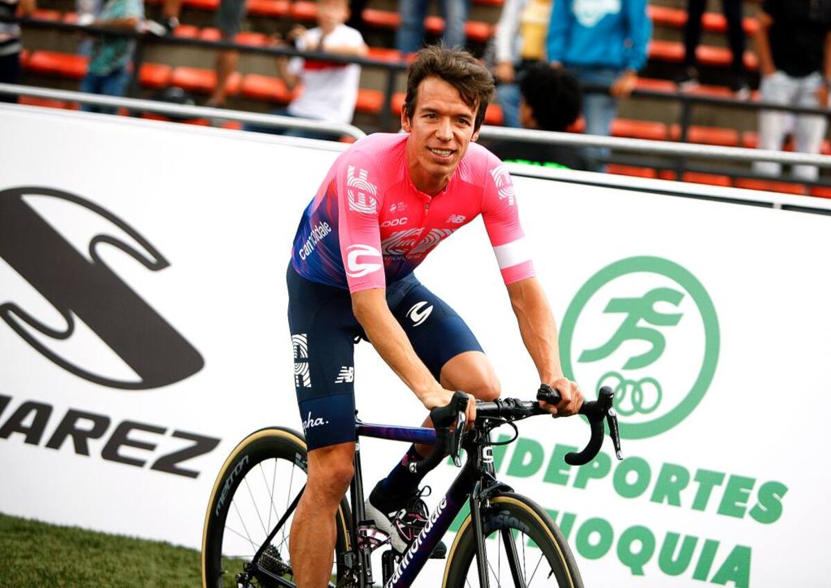 Rigoberto Urán, con su carisma fue la gran atracción en la presentación de equipos del Tour Colombia 2.1, prueba que este año se disputará por la geografía antioqueña, tierra del nacido en Urrao.