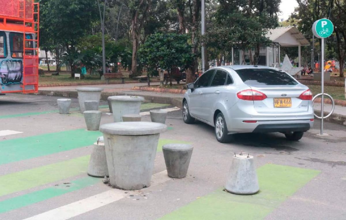 Al deterioro de las bancas en la Calle de las Letras, se suma que los conductores todavía usan el espacio público ‘recuperado’ como zona de parqueo.