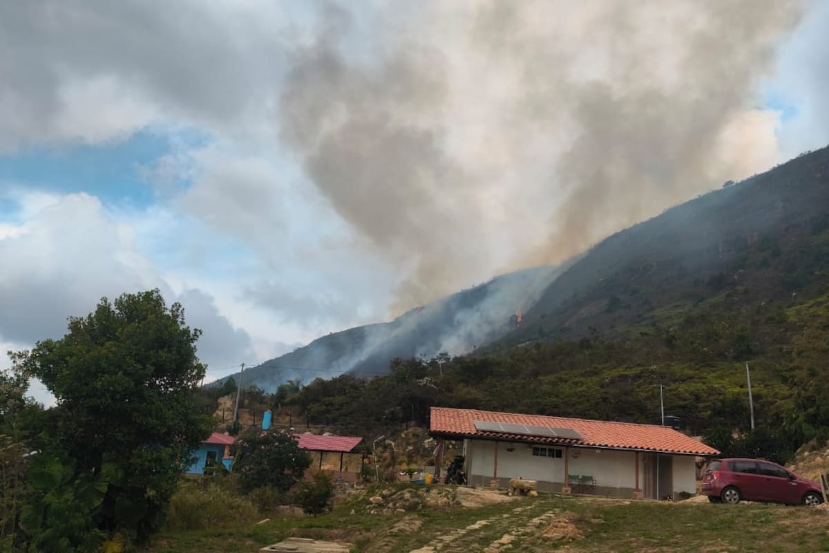 Urgente: se reporta grave incendio en La Mesa de los Santos