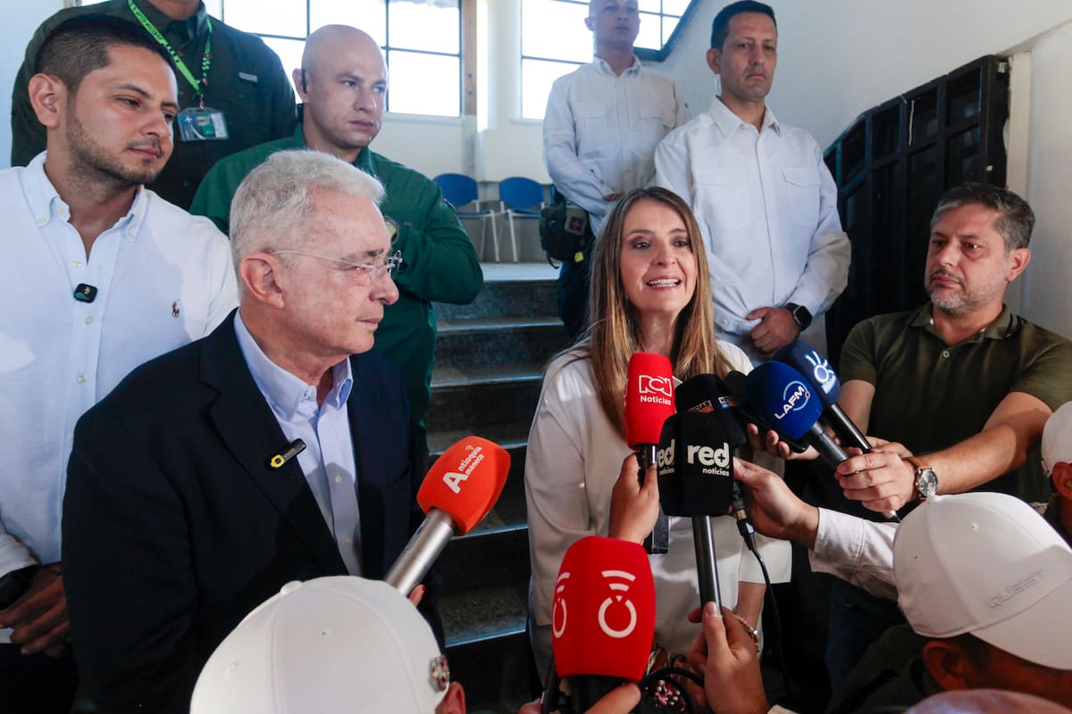 La candidata presidencial Paloma Valencia (c), acompañada del exmandatario Álvaro Uribe (i), habla a la prensa este domingo en Rionegro (Colombia). EFE/ STR