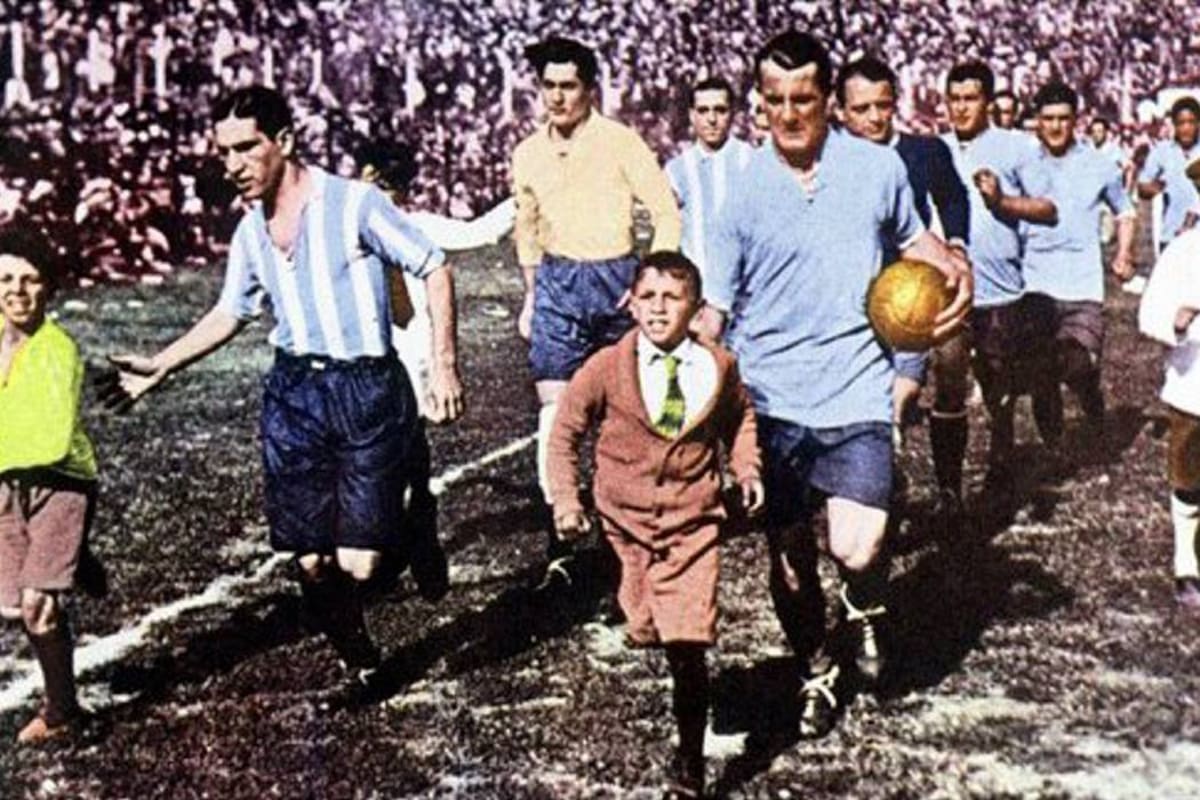 Las selecciones de Uruguay y Argentina, disputaron la final de la Copa Mundo de 1930, la cual se saldó con triunfo ‘charrúa’ por marcador de 4-2. Ese primer mundial le significó la tercera corona consecutiva de los uruguayos, que venían de ganar los torneos de los Olímpicos de 1924 y 1928. (Foto: Tomada de Internet / VANGUARDIA )