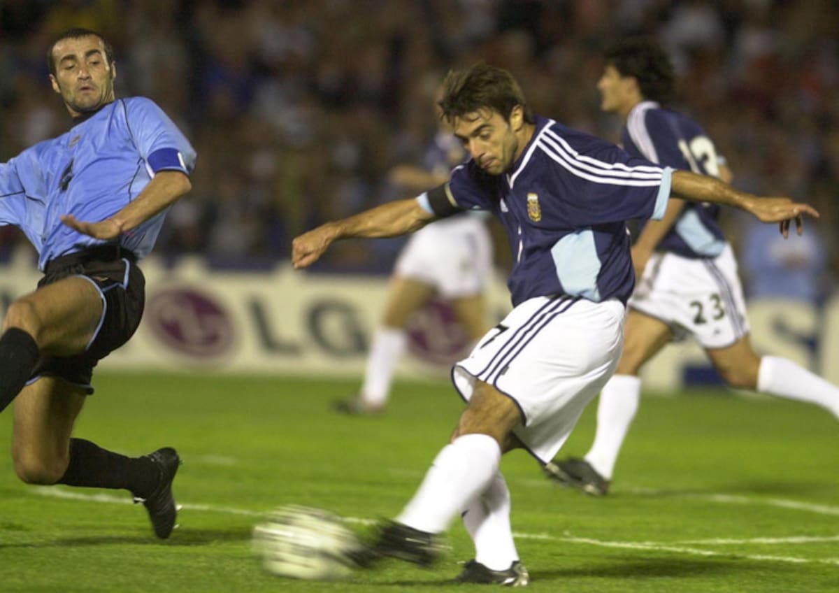 Uruguay y Argentina igualaron 1-1 en Montevideo en partido de las Eliminatorias al Mundial de 2002. FOTO-DYN/ANIBAL GRECO