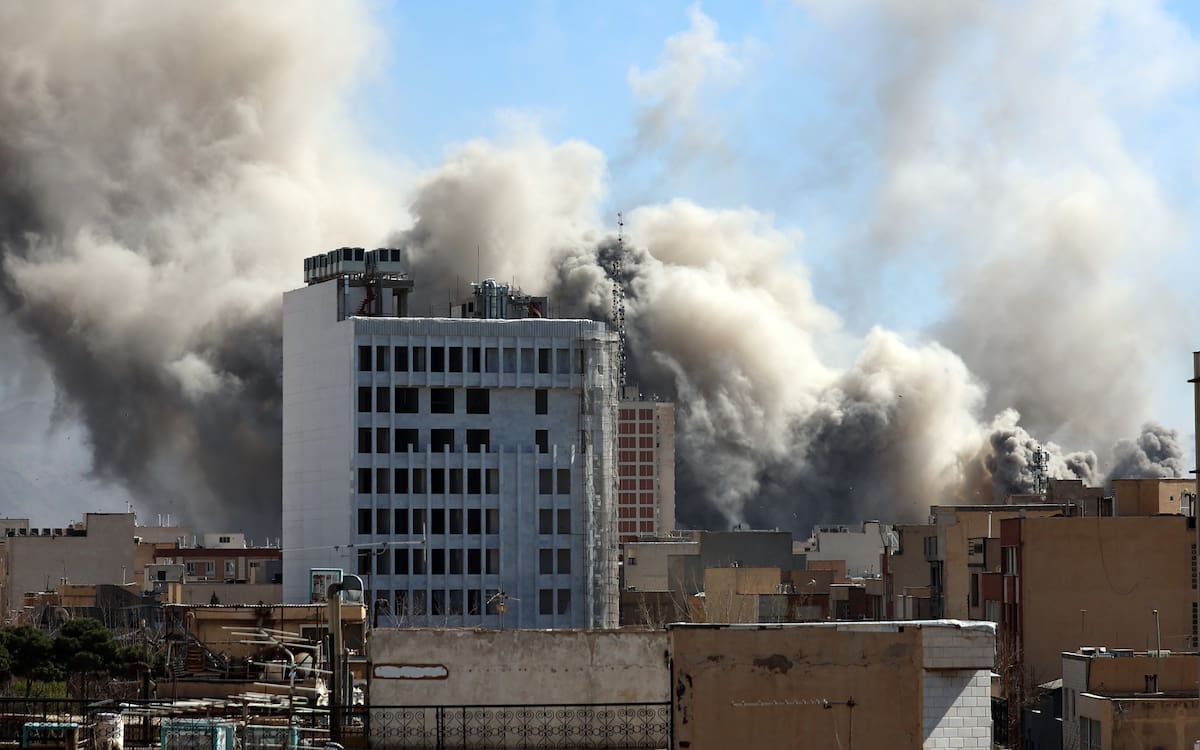 Humo se eleva en el centro de Teherán tras un ataque israelí en Irán. //EFE/EPA/ABEDIN TAHERKENAREH.