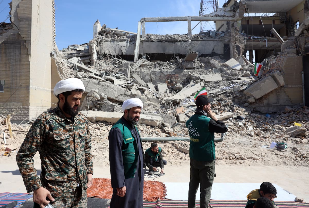 TEHRAN (IRAN(Islamic Republic Of)), 04/03/2026.- Iranian clerics walk next to a damaged police station building in central Tehran, Iran, 04 March 2026. A joint Israeli and US military operation continues to target multiple locations across Iran since the early hours of 28 February 2026. (Teherán) EFE/EPA/ABEDIN TAHERKENAREH