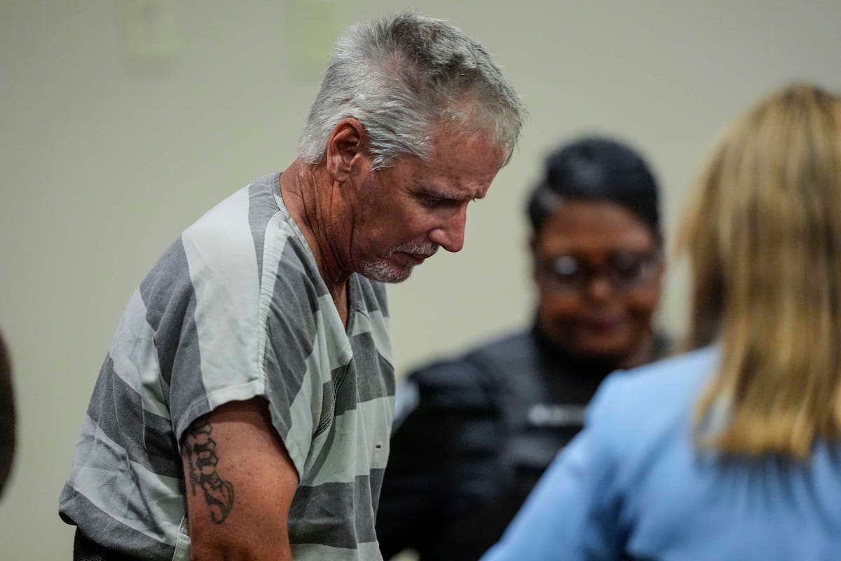 Colin Gray (I), de 54 años, padre del autor del tiroteo en la escuela secundaria Apalachee, quien fue declarado culpable de 27 cargos, entre ellos homicidio en segundo grado y crueldad contra menores, por regalarle el rifle que el joven usó en la masacre de cuatro personas y el ataque a nueve más. EFE/Brynn Anderson/Pool
