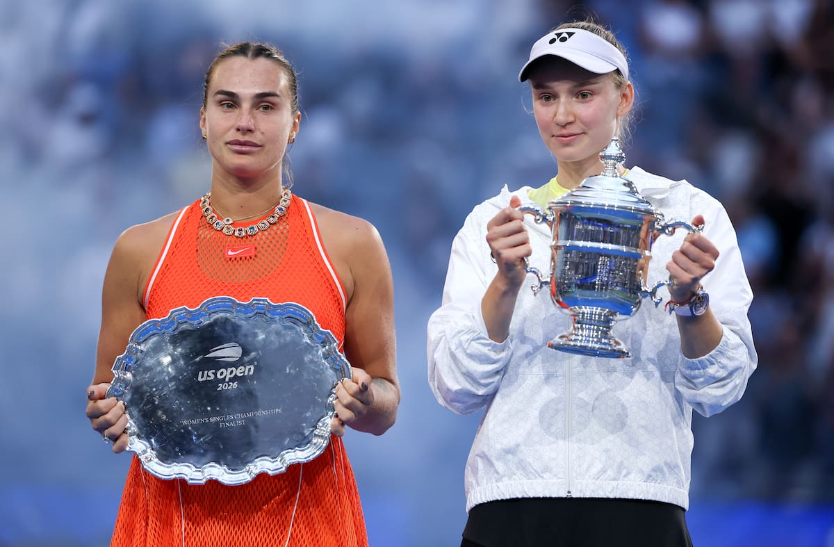 FLUSHING MEADOWS (United States), 13/09/2026.- Elena Rybakina (R) of Kazakhstan poses with the Champions trophy next to Aryna Sabalenka of Belarus after winning the Womens Singles Finals of the US Open Tennis Championships in Flushing Meadows, New York, USA, 12 September 2026. (Tenis, Bielorrusia, Kazajstán, Nueva York) EFE/EPA/SARAH YENESEL