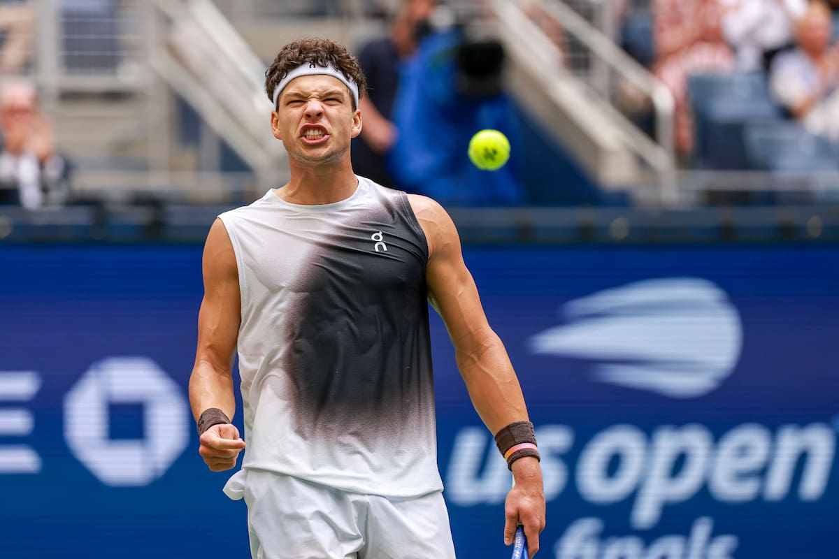 FLUSHING MEADOWS (United States), 13/09/2026.- Ben Shelton of the US gestures as he plays against Alexander Zverev of Germany during the Men's Singles Final of the US Open Tennis Championships in Flushing Meadows, New York, USA, 13 September 2026. (Tenis, Alemania, Nueva York) EFE/EPA/CRISTOBAL HERRERA-ULASHKEVICH