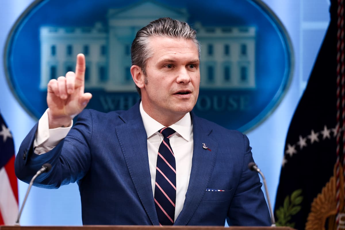 WASHINGTON (United States), 06/04/2026.- US Secretary of Defense Pete Hegseth delivers remarks during a media briefing on Iran from the White House in Washington, DC, USA, 06 April 2026. EFE/EPA/JIM LO SCALZO