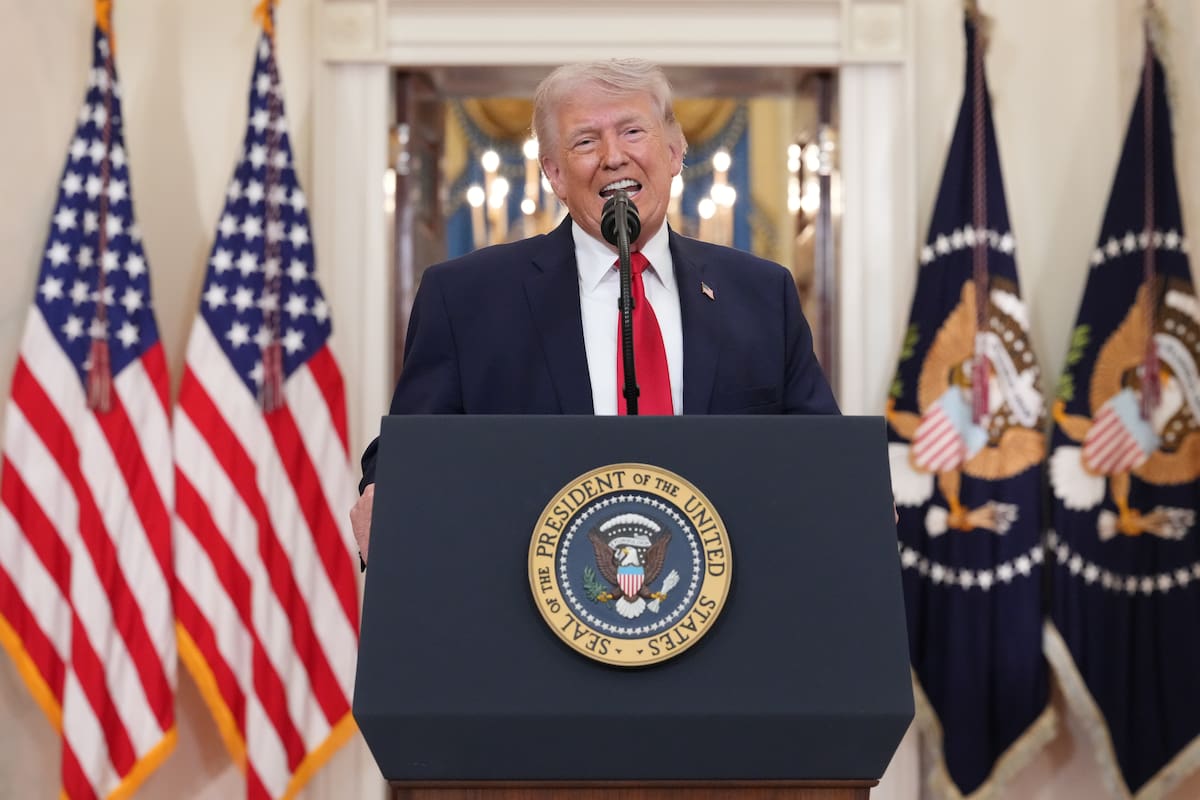 Washington (United States), 01/04/2026.- US President Donald J. Trump speaks about the Iran war from the Cross Hall of the White House in Washington, DC, USA, 01 April 2026. EFE/EPA/ALEX BRANDON / POOL