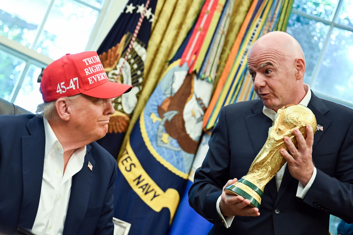 WASHINGTON (United States), 22/08/2025.- FIFA President Gianni Infantino (R) hands US President Donald Trump (L) the FIFA World Cup trophy after announcing the 2026 FIFA World Cup draw will be held at the Kennedy Center in December 2025, in the Oval Office of the White House in Washington, DC, USA, 22 August 2025. The 2026 FIFA World Cup, coming to North America next summer will be the first World Cup with three host countries in the U.S., Canada and Mexico, and it will be the first to feature a 48-team field. EFE/EPA/ANNABELLE GORDON / POOL