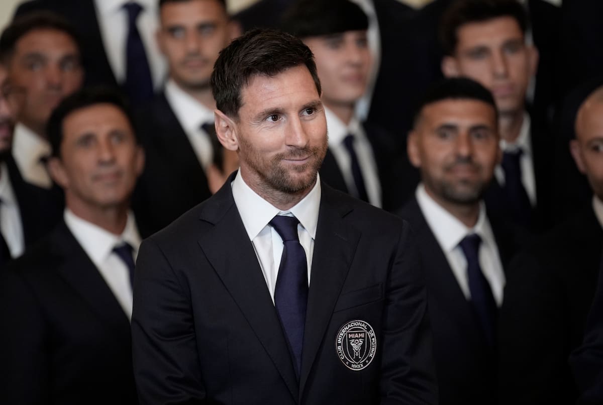 WASHINGTON (United States), 05/03/2026.- Inter Miami captain Lionel Messi (C) looks on during an event honoring 2025 MLS Cup champions Inter Miami CF in the East Room of the White House in Washington, DC, USA, 05 March 2026. EFE/EPA/YURI GRIPAS / POOL