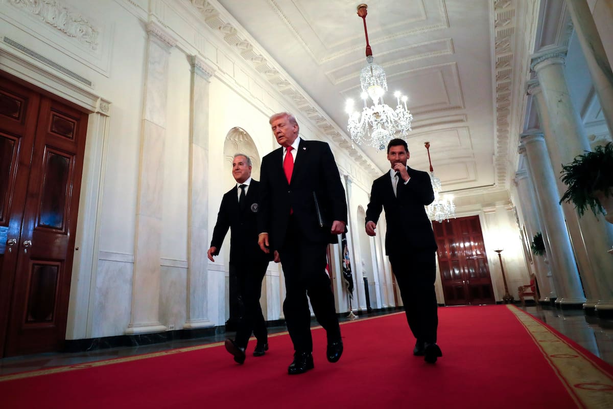 WASHINGTON (United States), 05/03/2026.- US President Donald Trump (C) alongside Inter Miami CF owner Jorge Mas (L) and team captain Lionel Messi (R) arrive to an event honoring 2025 MLS Cup champions Inter Miami CF in the East Room of the White House in Washington, DC, USA, 05 March 2026. EFE/EPA/YURI GRIPAS / POOL