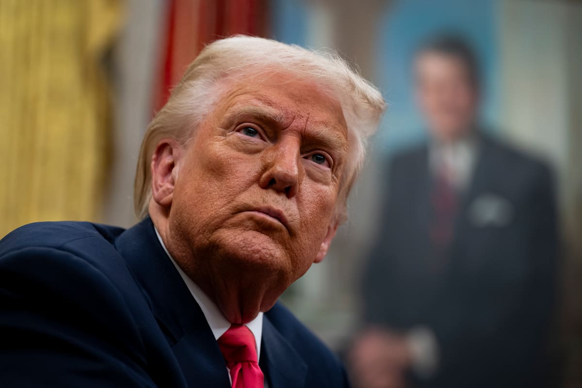 Washington (United States), 07/03/2025.- US President Donald Trump in the Oval Office of the White House in Washington, DC, USA, 06 March 2025. Trump signed executive orders to pause tariffs on USMCA trade from Canada and Mexico until 02 April 2025. EFE/EPA/AL DRAGO / POOL