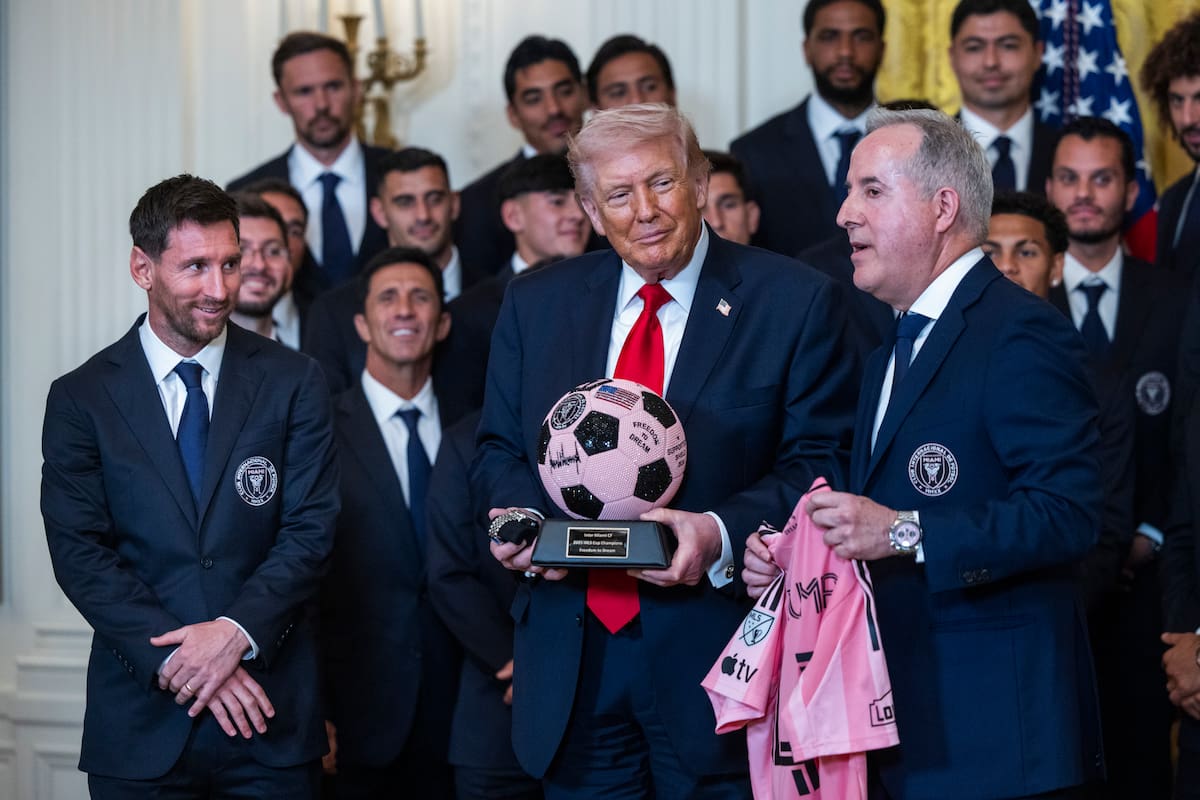 WASHINGTON DC (United States), 06/03/2026.- Inter Miami forward Lionel Messi (L) and the team's owner Jorge Mas (R) give US President Donald Trump (C) a gift as Trump welcomes the Major League Soccer Champions, Inter Miami CF, to the East Room of the White House in Washington, DC, USA, 05 March 2026. Trump spoke about Iran at the top of the event, saying the Iranian people should take up arms and take back their country. (Liga de Campeones) EFE/EPA/JIM LO SCALZO