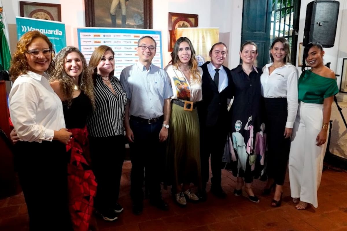 Xiomara Karina Montañez Monsalve, editora de Vanguardia; María Carolina Delgado Serrano, directora del grupo Enkelé y Macondo de UIS; Sandra Barrera Ruiz, directora de la Dirección Cultural de UIS; Juan Carlos Chio, jefe de Redacción de Vanguardia; Maylin Tatiana Jaramillo, directora de Instituto Municipal de Cultura y Turismo de Bucaramanga; Diego Rivero, director de Filarmónica Binacional; Diana Pallares, coordinadora regional del Proyecto Integra de USAID; Leidy Johanna Pinto Mantilla, coordinadora de Proyectos de Vanguardia; Dainis Liceth Argote Picón, periodista del Proyecto ‘Juntos Somos Más’. Marco Valencia / VANGUARDIA