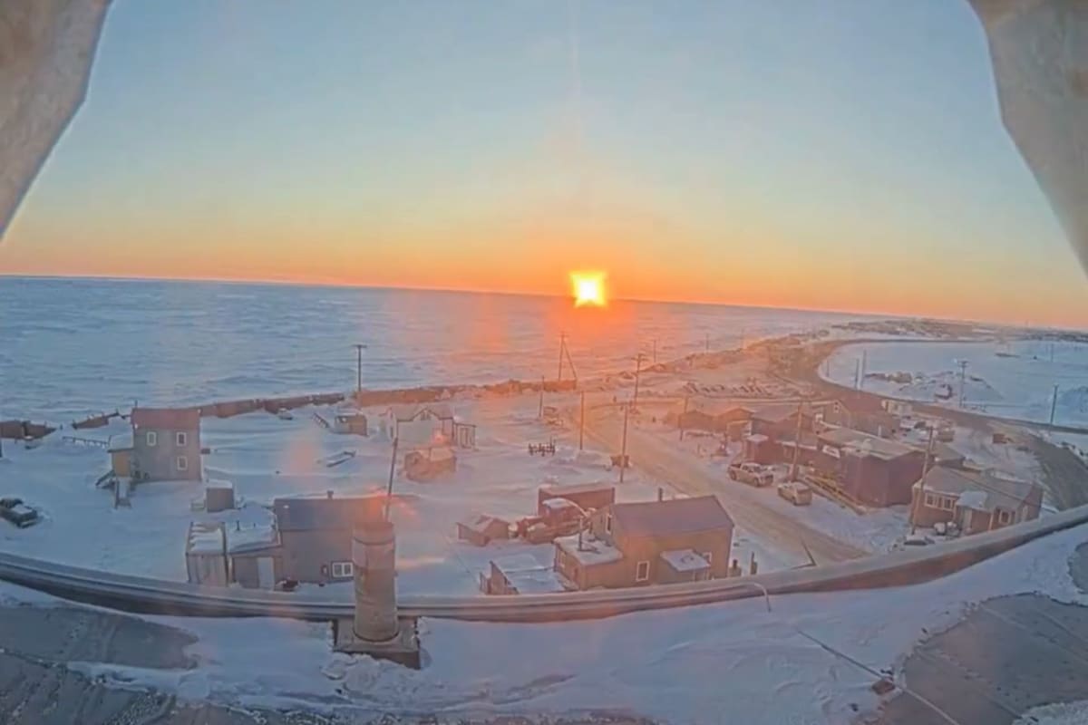 El sol dejó de ocultarse en Utqiagvik, Alaska, donde comenzó un período de 84 días consecutivos de luz natural por el fenómeno conocido como “sol de medianoche
Foto tomada de: Pantallazo de vide en X @informaCosmos