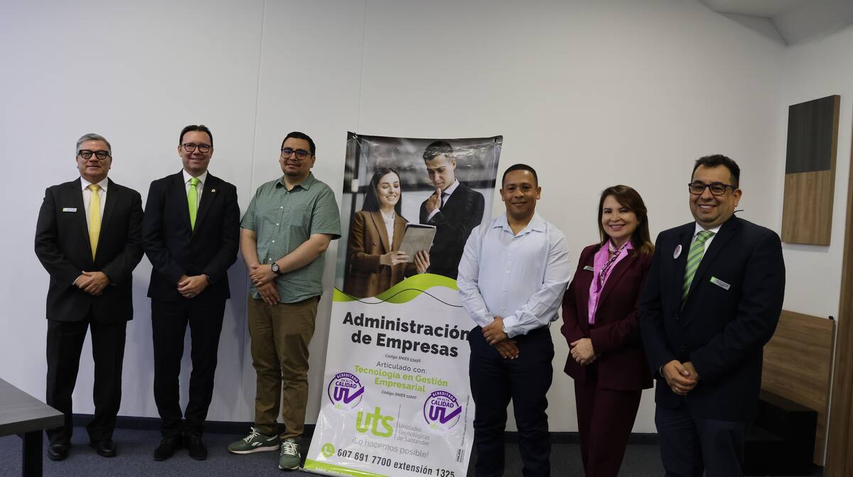 El programa de Administración de Empresas, en modalidad virtual, de las UTS obtuvo la renovación. En la fotografía aparece, entre otros, el rector de ese centro de educación superior, Omar Lengerke.