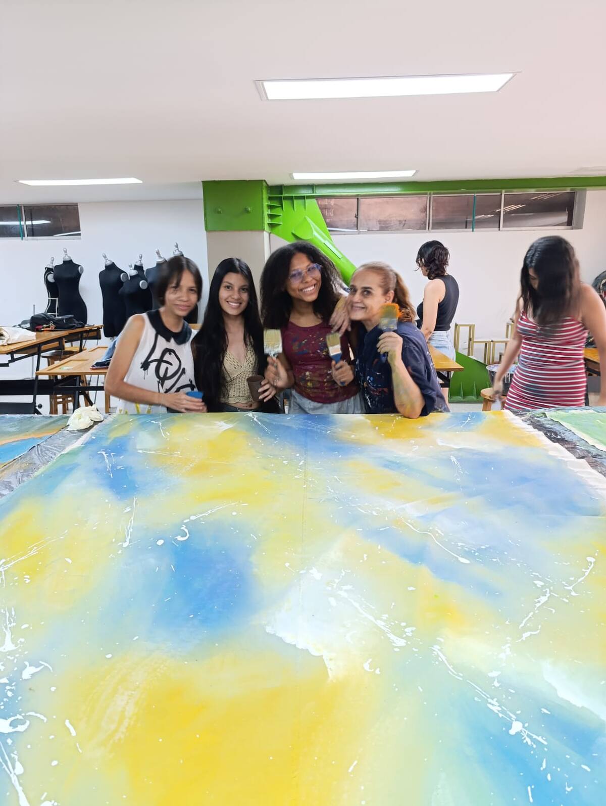 Estudiantes, diseñadores de modas y artistas de las UTS.
