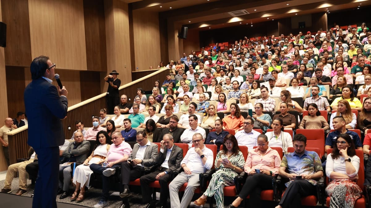 La jornada, titulada Docencia 2026, reunió a profesores, directivos y expertos en Inteligencia Artificial, IA. La Jornada fue presidida por el rector de las UTS, Omar Lengerke Pérez.