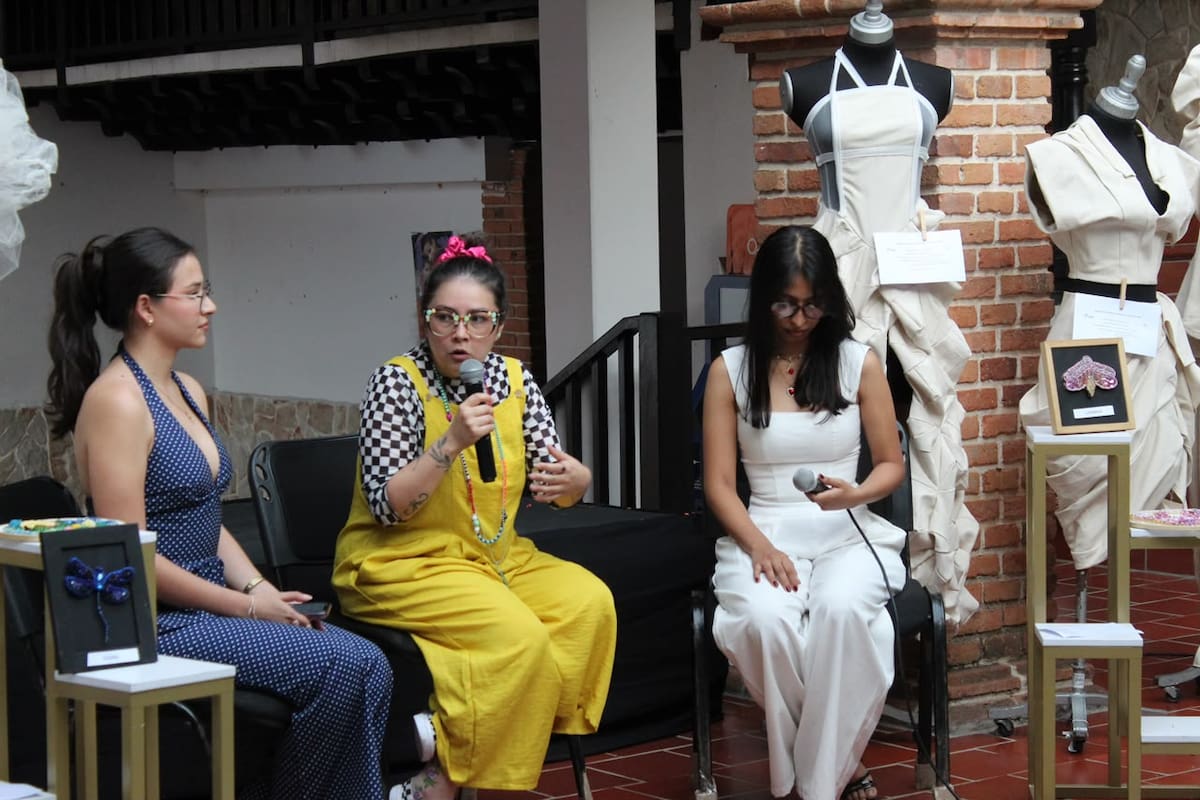 De izquierda a derecha: Yenny Rojas (estudiante); Ana Peralta, docente del programa de Diseño de Modas de las Unidades Tecnológicas de Santander; y Angy Gelvez (estudiante). Las tres presentan su proyecto Arquitecturas Vestibles: del patronaje a la escultura textil, una experiencia formativa y de investigación que nace del semillero RenuevaLab.