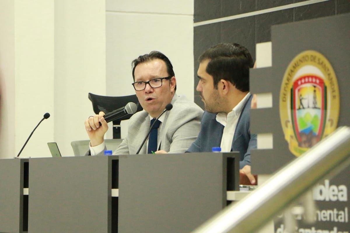 Omar Lengerke Pérez, rector de las UTS, presentó su balance de gestión en la Asamblea Departamental.