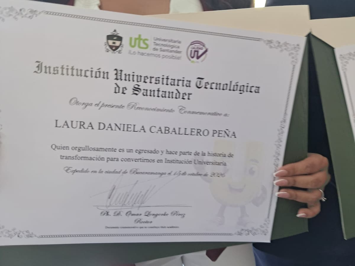 Todos los graduandos volvieron a recibir sus diplomas, esta vez con el titulo de Institución Universitaria Tecnológica de Santander. Este es el nuevo 'cartón profesional' de Laura Daniela Caballero Peña.