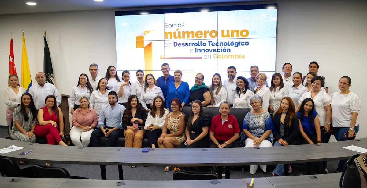 Participantes en en el encuentro sobre la educación virtual en las UTS: Harvey Mejía, Diana M. Santos, Héctor Guillermo Moreno, Claudia Janeth Herrera, Braulio Becerra, María del Pilar Zuluaga, Francy Andrea Manrique, Neira Patricia Gamboa, Lady Hernández, Nancy N. Carrillo, Sergio Suárez, Alix E. Joya, Alba Patricia Guzmán, Carolina Ariza, Luis Enrique Rangel, Sandra Rondón, Daniel Tarazona, Elizabeth Orduz, Janeth Calderón, Wilson Parra, Marley Sierra, Hugo Hernández, Leidy Gamboa, Aura L. Rueda, Dedcy Latorre, María del Rosario Ramírez, Lilly J. Delgado, Clara Cecilia Vargas, Claudia Jerez, Karen Bonilla, Ana María Gelvez, Nancy Tavera Castillo, directora de Educación Virtual, Nathalia Conde, Carlos Corredor, Luz Helena León, Tulia Inés Sisa y Katherine Fuentes.