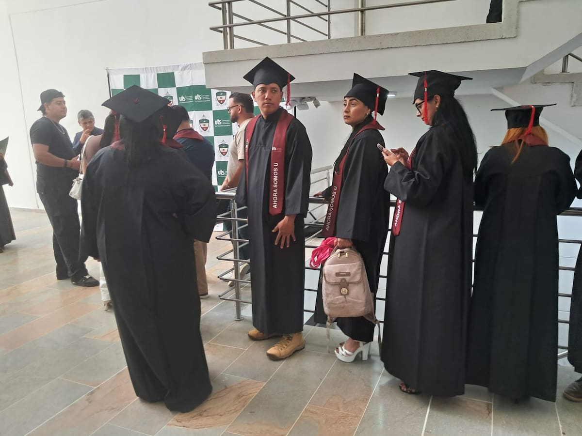 Togas, birretes y emoción: cerca de 300 egresados volvieron a graduarse en la UTS. (Foto: Euclides Kilô Ardila / VANGUARDIA)