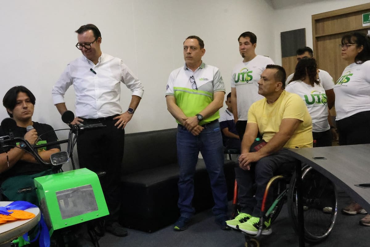 Sebastián Gutiérrez, estudiante de las UTS, expone los alcances del dispositivo eléctrico diseñado en ese centro de educación superior. Junto a él aparecen, tanto el rector de las UTS, Omar Lengerke Pérez, como los demás docentes, diseñadores y creadores.