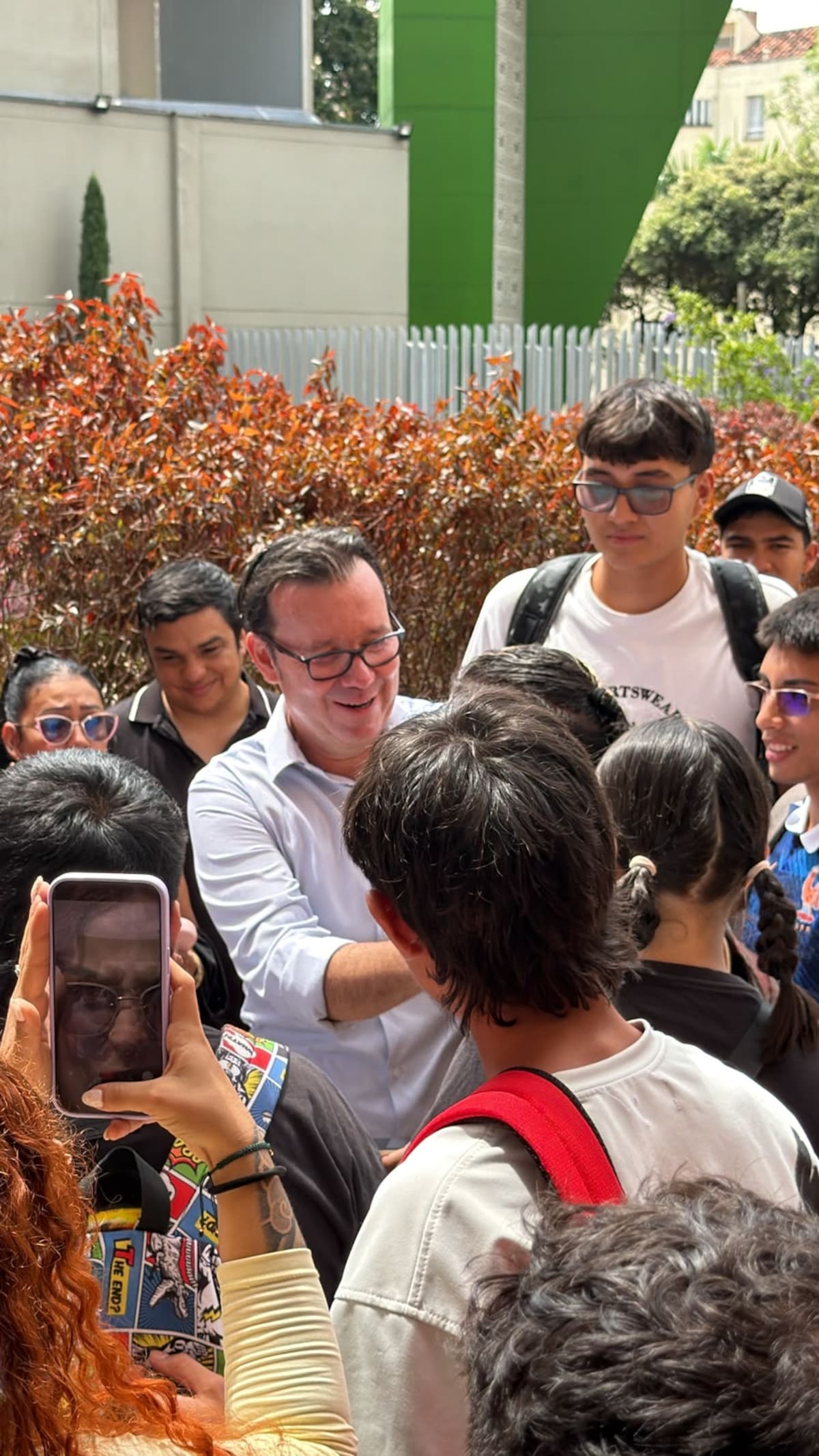 Entre aplausos y abrazos, estudiantes despiden a Omar Lengerke de la UTS.