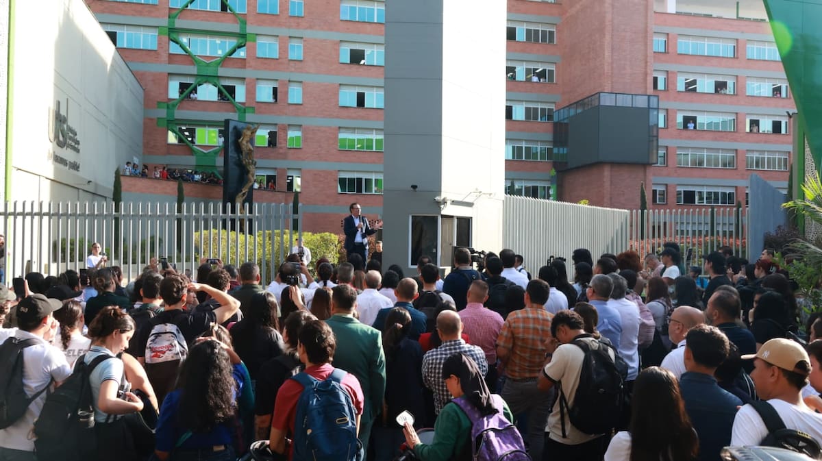 En una ceremonia, celebrada en la entrada principal de las UTS, el rector Omar Lengerke Pérez dijo que "las UTS escriben una nueva historia con su transformación en Institución Universitaria".