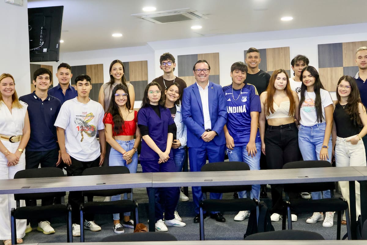 Anyi Paola Santos Tapias, Ronald Iván Herrera Mendoza, Mabely Julieth Gamboa Flórez, Jéssica Yuriana Villamizar Caicedo, Sindry Julieth Rivera Hernández, Daniel Acosta Pino,Tania Gabriela Argel Vera, Julián Andrés Torres Silva, María Alejandra Gualdrón Castañeda, Juan Camilo Artunduaga Aguilar, Anderson Fabian Anaya Bueno, Oscar Ivan Tristancho Parada, Camila Plata Villamizar, Carlos Andres Arias Alvarez y Andrea Nikoll Soto Aponte. Junto a los alumnos están: el rector de las UTS, Omar Lengerke Pérez; la profesional de apoyo de Movilidad Internacional, Mónika Moreno; y Nelson Navas, docente del programa de Ingeniería Ambiental.