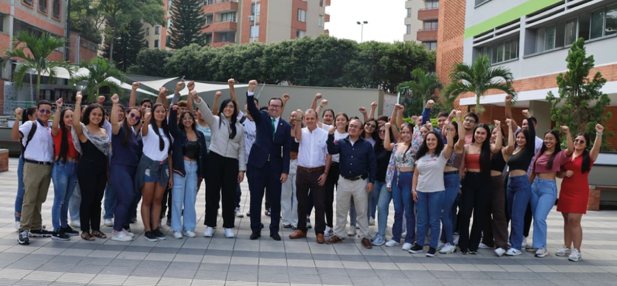 Omar Lengerke Pérez, rector de las UTS, junto a varios estudiantes y docentes.