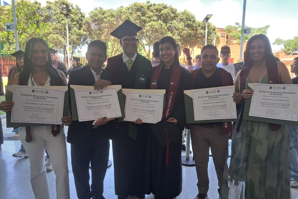 Volver a casa: más de 300 egresados revivieron su graduación en la UTS. Junto al rector de la institución, Omar Lengerke Pérez, aparecen: Laura Daniela Caballero Peña, Gerson Jair Martínez Ortiz, el rector, Laura Daniela Caballero Peña, Luis Fernando Pabón Torres y Jennifer Paola Colmenares. (Foto. Euclides Kilô Ardila / VANGUARDIA)
