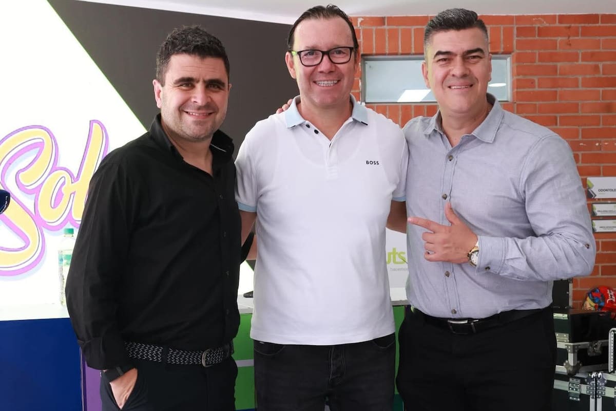 Juan Felipe Cadavid, comentarista deportivo; Omar Lengerke Pérez, rector de las UTS; y Eduardo Luis López, locutor deportivo.