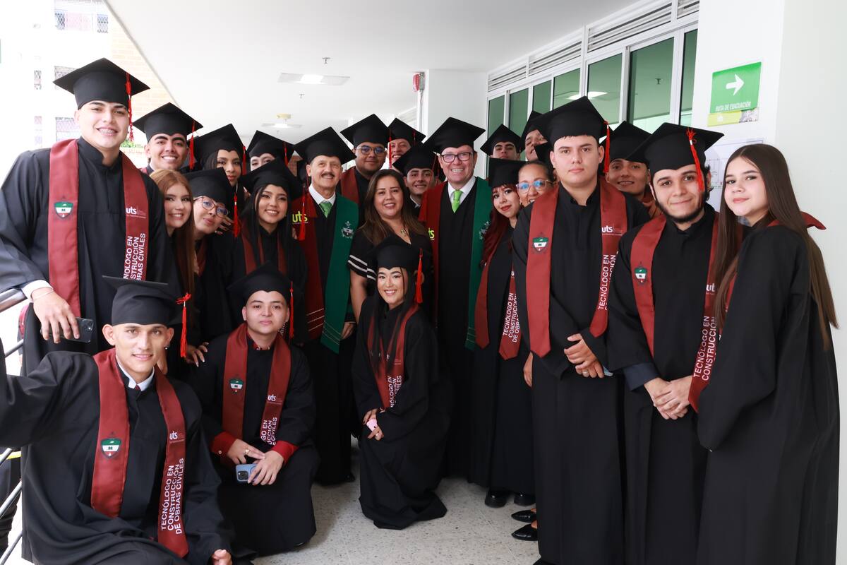 Emotiva ceremonia de graduación en las UTS, con la presencia de los nuevos profesionales y el rector Omar Lengerke Pérez. (Foto suministrada / VANGUARDIA)