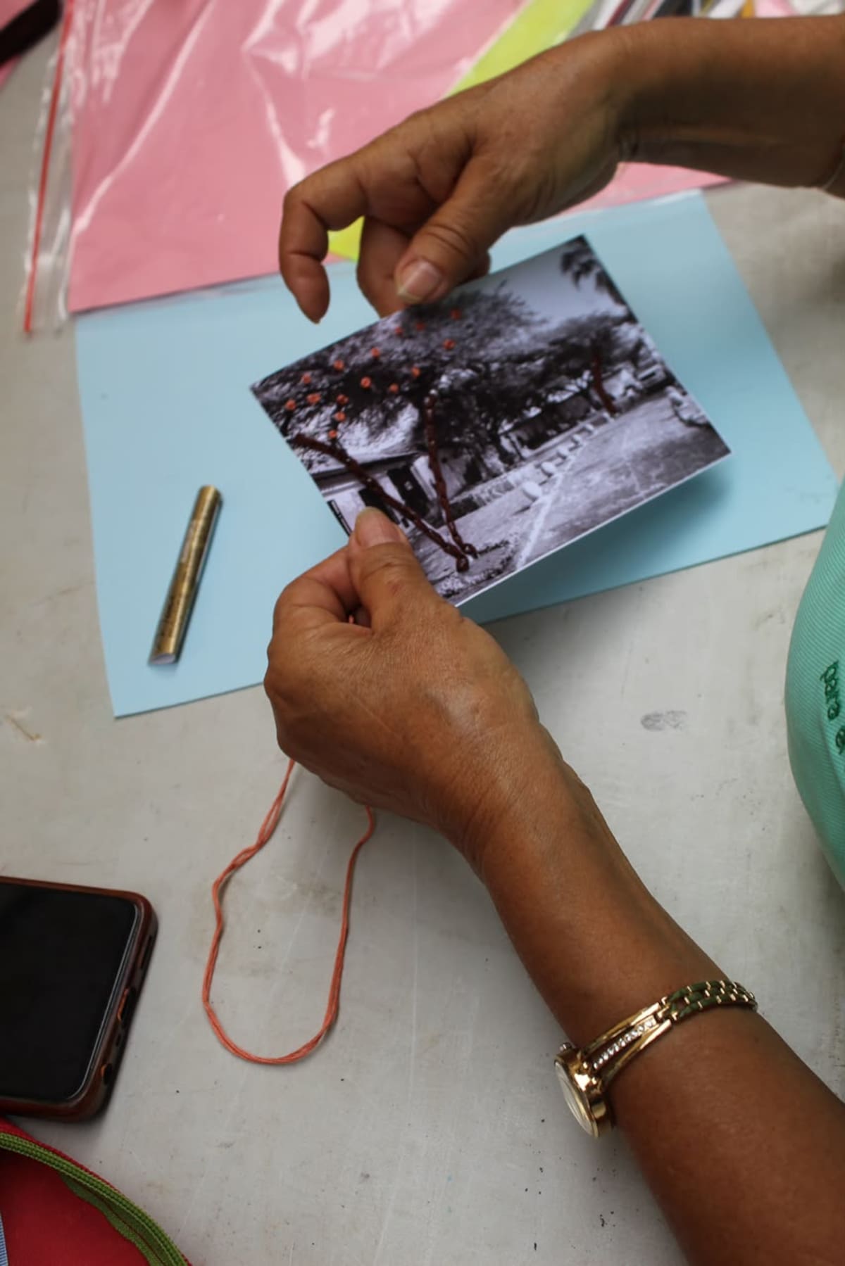 Mujeres que tejen futuro desde la memoria de su territorio.