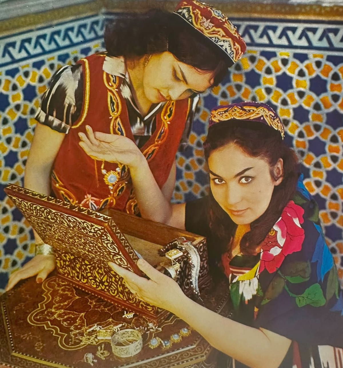 Uzbekistán es un país soberano ubicado en el corazón de Asia Central. Famoso por sus históricas ciudades a lo largo de la Ruta de la Seda, perteneció a la Unión Soviética hasta su independencia en 1991. Su capital y ciudad más poblada es Taskent.