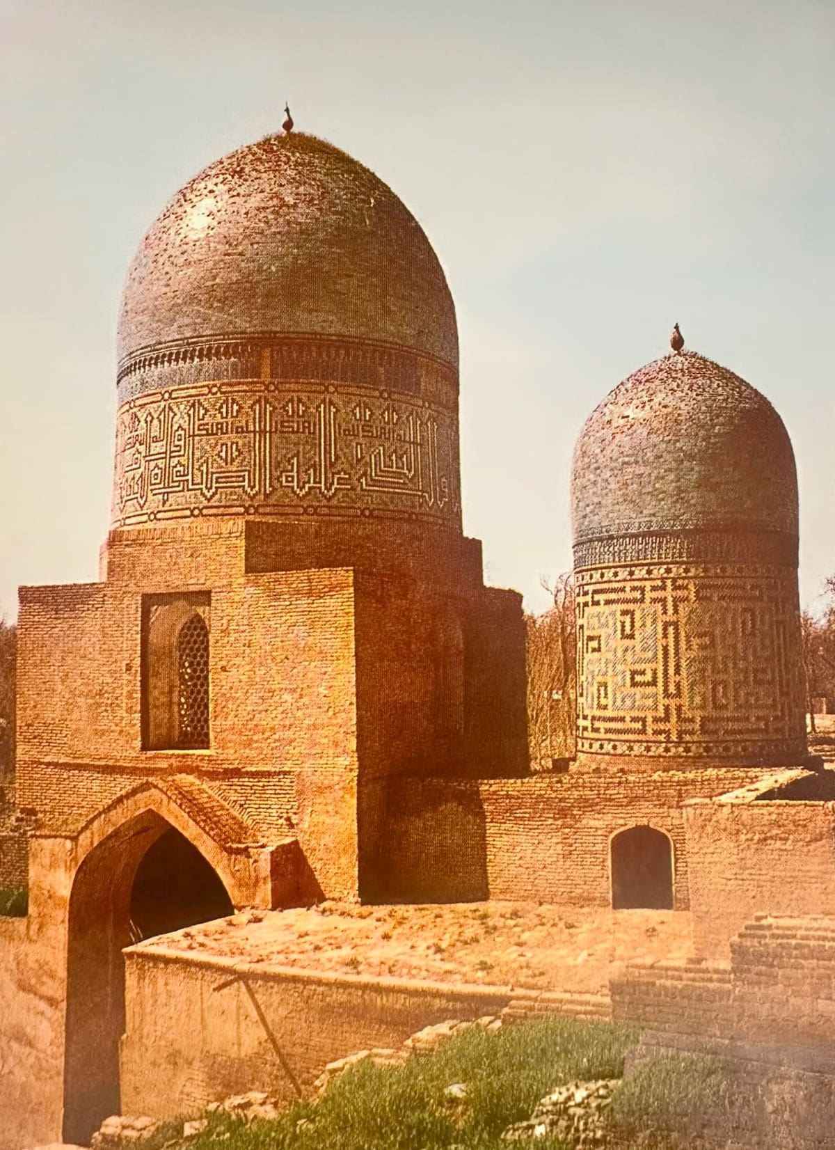 La histórica Universidad Nacional de Uzbekistán y los paisajes de la Ruta de la Seda donde María Eugenia investigó la ciencia del futuro, en una época donde el fútbol aún no existía en el país asiático.