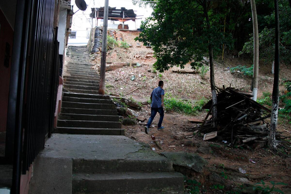 En este callejón conocido como La Platanera, del barrio Santa Ana, Floridablanca, Jaime Arias (de saco y corbata) fue asesinado presuntamente por Jarrison Ayala Franco (camisa verde).