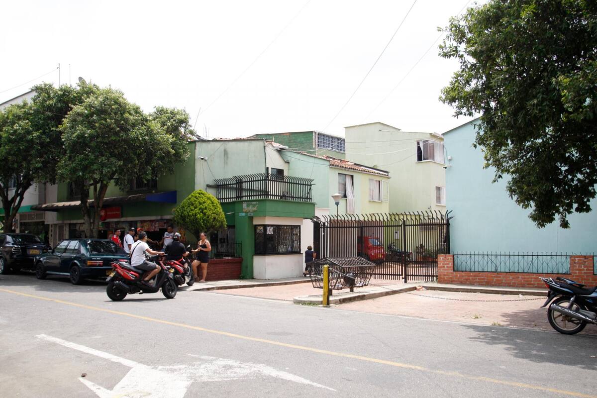 A las afueras de este conjunto residencial, Gerardo Flórez Camacho fue asesinado apuñalas. El hecho quedó registrado en video.