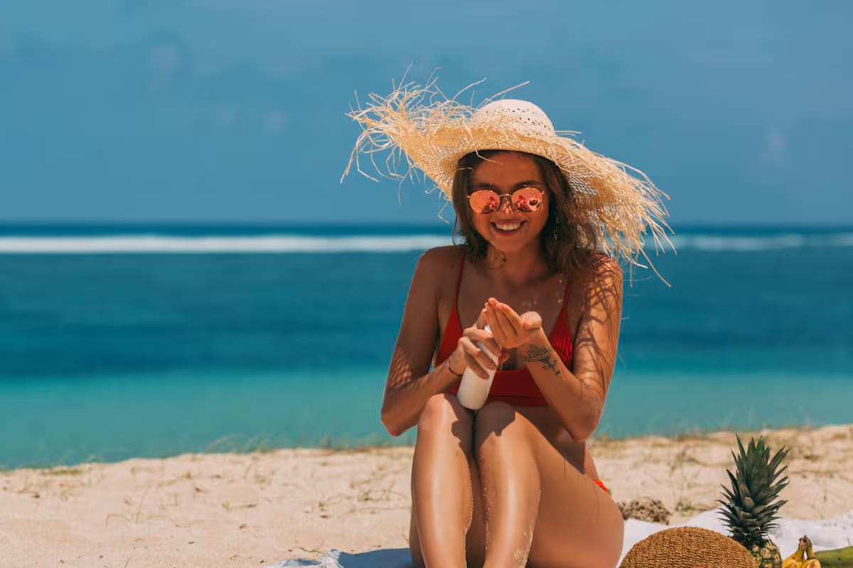 Durante la temporada de vacaciones de mitad de año aumentan los viajes a playa, piscina y destinos de clima cálido. Aunque muchas personas preparan maletas y reservas, suelen olvidar rutinas básicas para evitar resequedad, manchas, puntas abiertas y otros daños causados por la exposición solar. Foto suministrada/VANGUARDIA